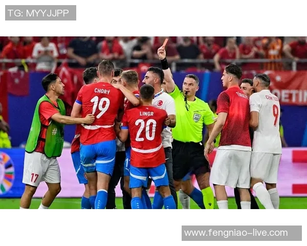 国王杯激战曼联与拜仁平局争议判罚引发全场热议与不满